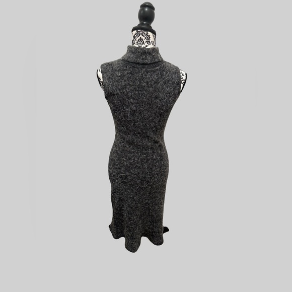 Elegant Gray Sleeveless Turtleneck Dress - Picture 3 of 8